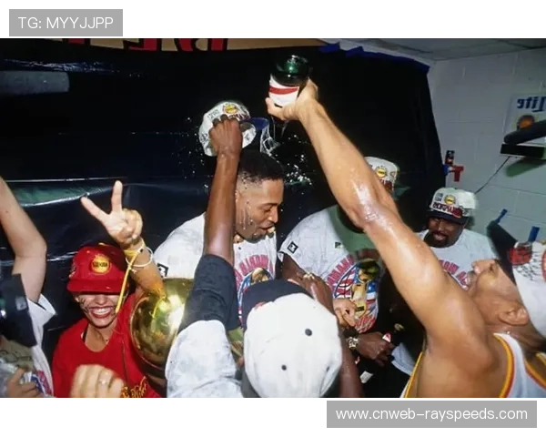 唐斯布伦森高举奖杯狂欢，更衣室香槟庆祝