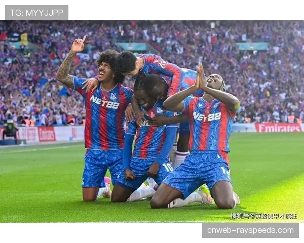 特写:欧联杯法兰克福主场比赛,首次为场内观众提供付费VR多视角观赛体验 特写:欧联杯法兰克福主场比赛,首次为场内观众提供付费VR多视角观赛体验